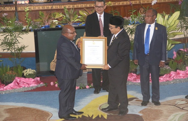 Gubernur Papua Lukas Enembe menerima penghargaan opini WTP dari Anggota BPK RI